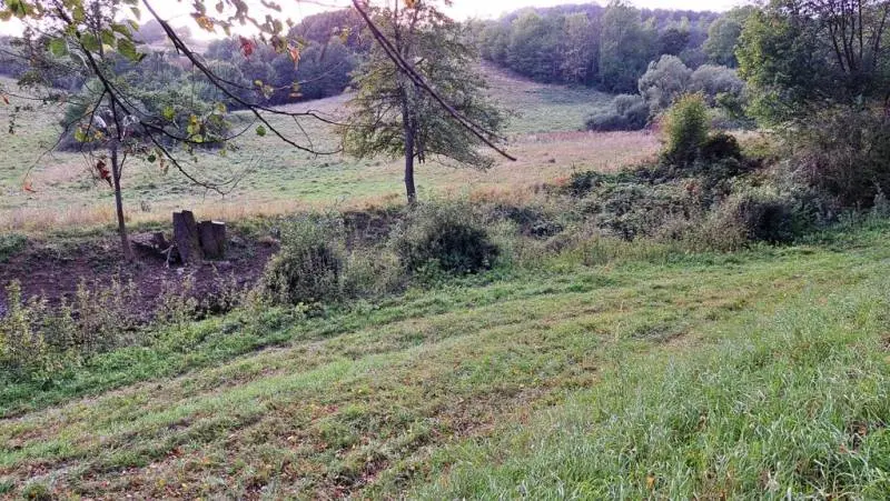 Slnečný pozemok v obci Lúčky pri Kremnici o výmere 848 m² – foto 4