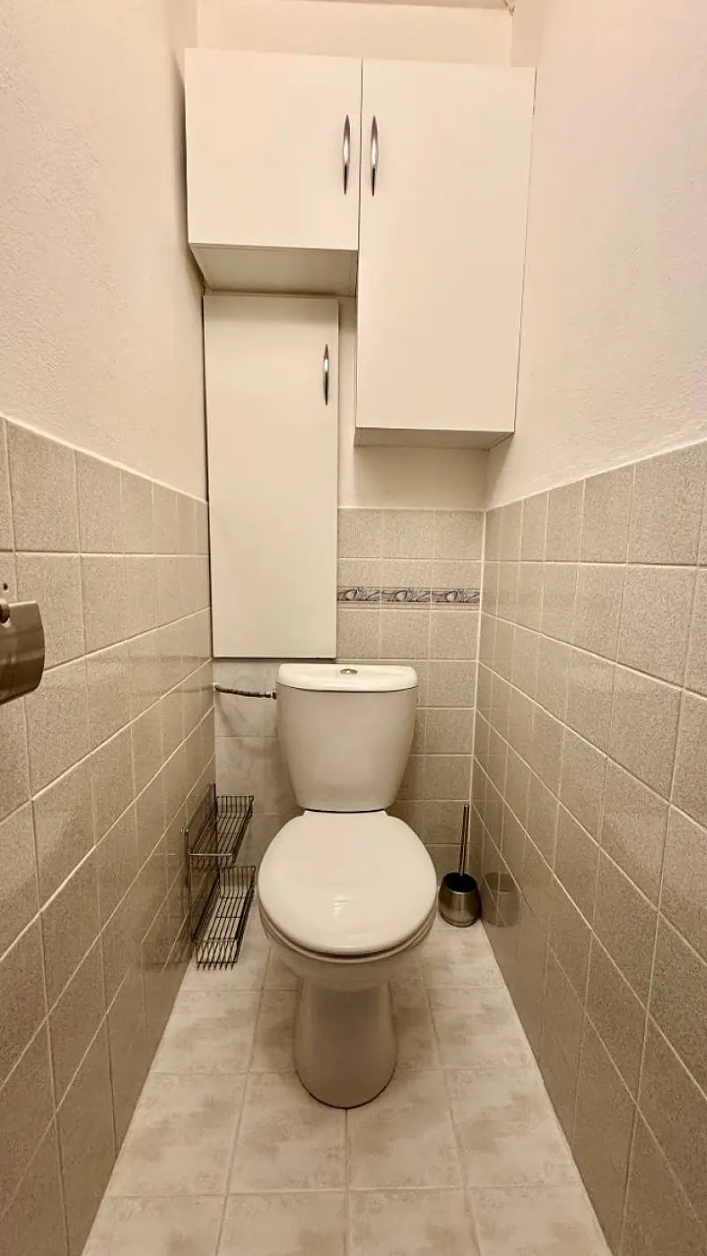 Na dlhodobý prenájom – Priestranný, kompletne zrekonštruovaný 3-izbový byt s 2 loggiami – foto 11