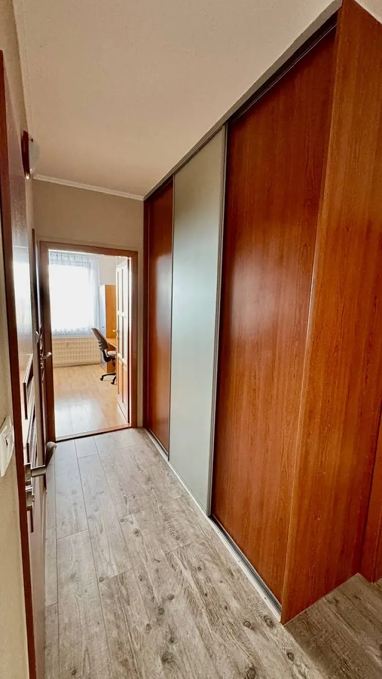 Na dlhodobý prenájom – Priestranný, kompletne zrekonštruovaný 3-izbový byt s 2 loggiami – foto 3