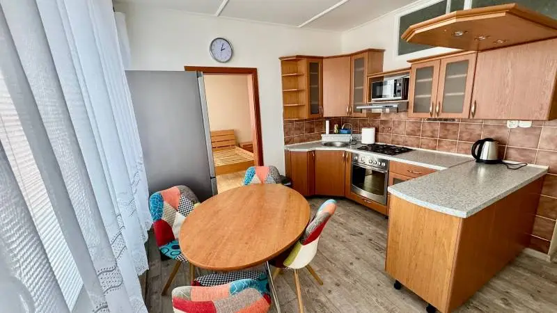 Na dlhodobý prenájom – Priestranný, kompletne zrekonštruovaný 3-izbový byt s 2 loggiami – foto 5