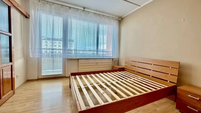 Na dlhodobý prenájom – Priestranný, kompletne zrekonštruovaný 3-izbový byt s 2 loggiami – foto 8