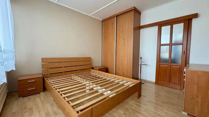 Na dlhodobý prenájom – Priestranný, kompletne zrekonštruovaný 3-izbový byt s 2 loggiami – foto 9