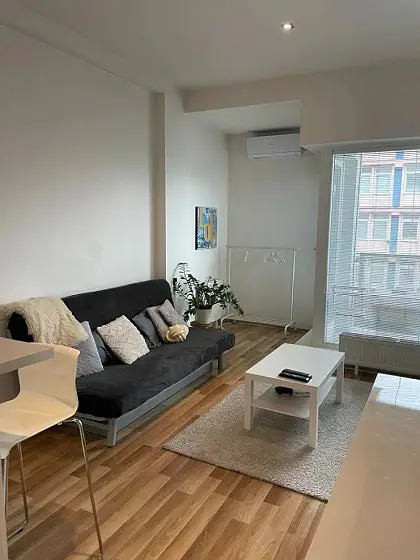 Svetlý 2-izbový byt s vysokými stropmi a parkovaním Adresa: Vietnamská, Bratislava-Ružinov