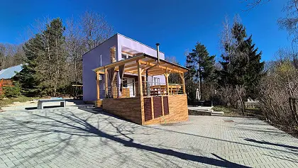 Duchonka – Exkluzívne pekná celoročná chata s vírivkou / 3 – Izby + 2 spoločenské miestnosti /
