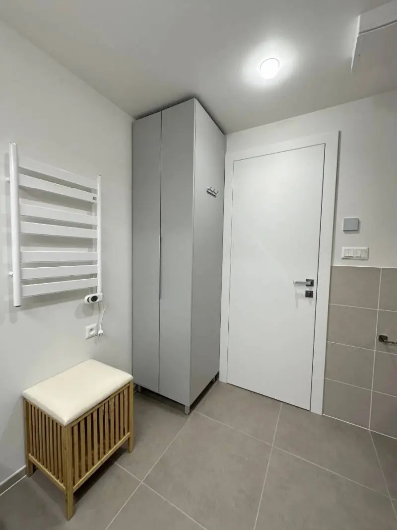 Luxusné bývanie v srdci Ružinova – Úplne nový 2-izbový byt s balkónom a garážou, hľadáte štýlové – foto 4