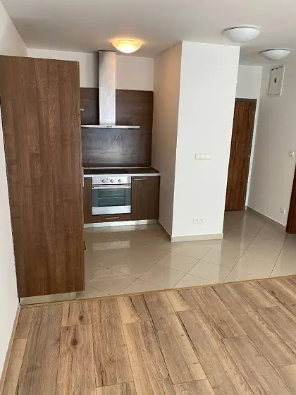 Svetlý klimatizovaný 1-izbový byt s lodžiou – Prievoz, komplex Hrachová (Ružinov)