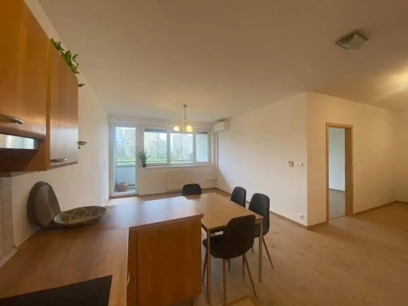 Bratislava IV - Dúbravka >>> Prenájom príjemného veľkometrážneho 3 izbového bytu s loggiou – foto 8