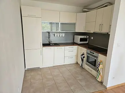Na križovatkách, Bratislava – Ružinov (Trnávka), priestranný 2-izbový byt s balkónom