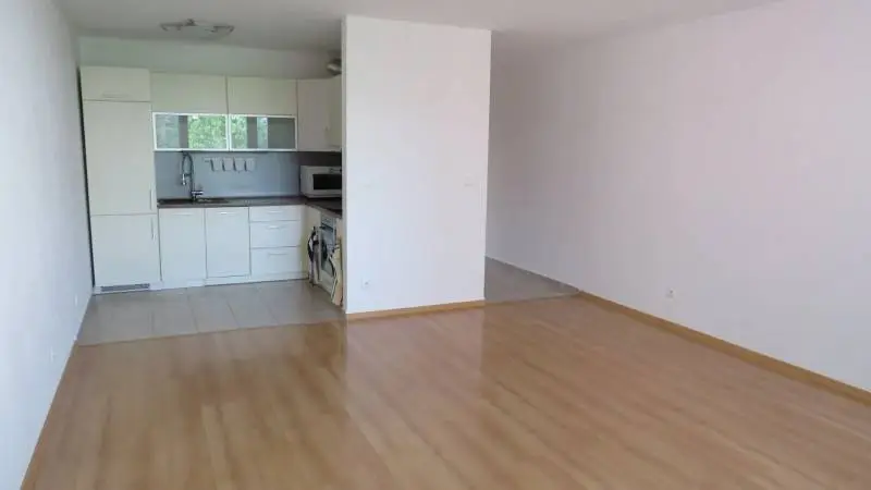 Na križovatkách, Bratislava – Ružinov (Trnávka), priestranný 2-izbový byt s balkónom – foto 3