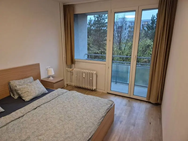 Útulný 2,5-izbový byt s dvomi balkónmi v obľúbenom Ružinove! – foto 3