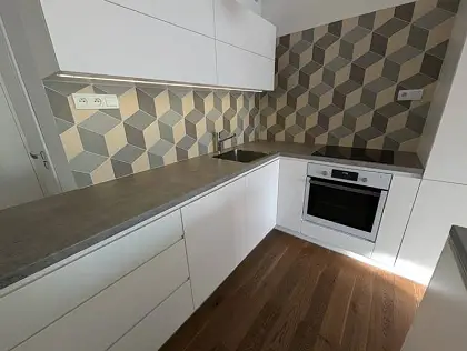 Moderný 2-izbový byt s garážovým státím a pivnicou – Kramáre Ponúkame na prenájom priestranný a