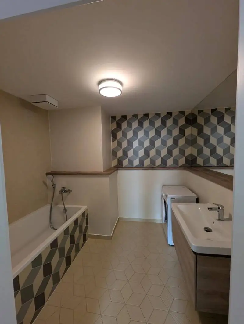 Moderný 2-izbový byt s garážovým státím a pivnicou – Kramáre Ponúkame na prenájom priestranný a – foto 2