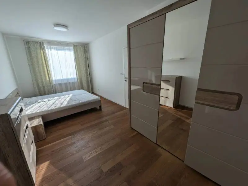 Moderný 2-izbový byt s garážovým státím a pivnicou – Kramáre Ponúkame na prenájom priestranný a – foto 6