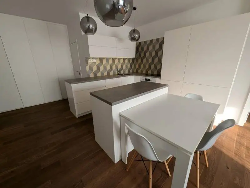 Moderný 2-izbový byt s garážovým státím a pivnicou – Kramáre Ponúkame na prenájom priestranný a – foto 7