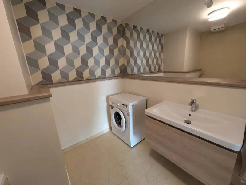 Moderný 2-izbový byt s garážovým státím a pivnicou – Kramáre Ponúkame na prenájom priestranný a – foto 8