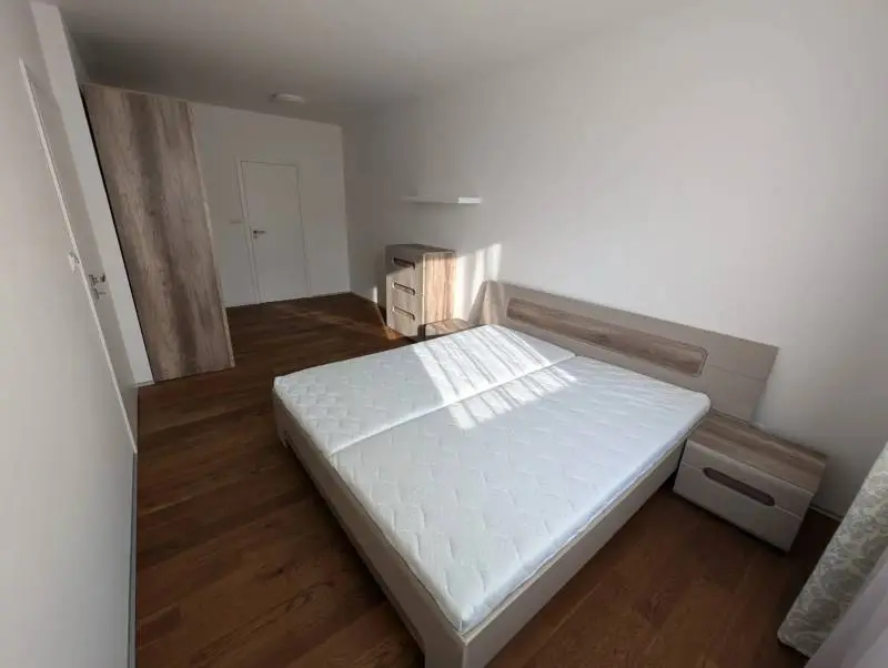 Moderný 2-izbový byt s garážovým státím a pivnicou – Kramáre Ponúkame na prenájom priestranný a – foto 9