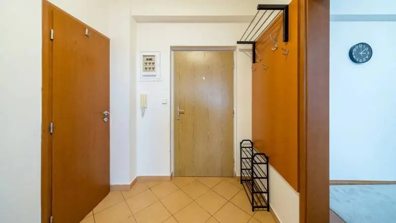 Priestranný, slnečný 2-izbový byt s loggiou a klimatizáciou – Budatínska ulica, Petržalka – foto 6