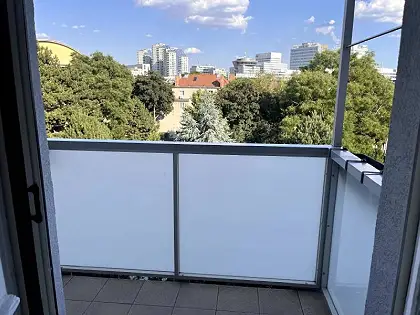 Prenájom, Svetlý 2-izbový byt s balkónom obklopený zeleňou, Trenčianska ulica