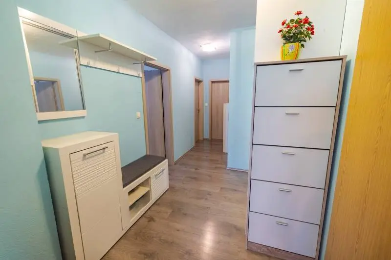 Priestranný 3-izbový byt s loggiou a parkovacím miestom v Rači na predaj – foto 3