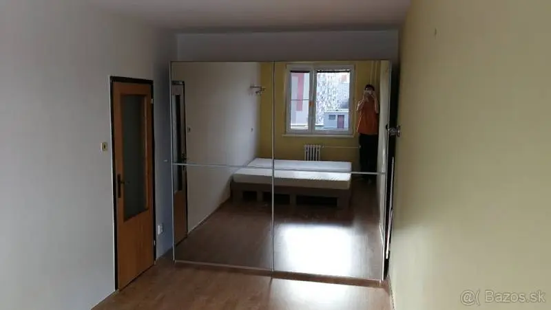 Prenájom 2-izbového bytu – Osuského, Petržalka Ponúkame na prenájom kompletne zariadený 2-izbový – foto 3