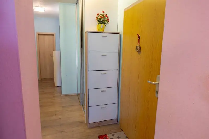 Na predaj – Priestranný 3-izbový byt s loggiou a parkovacím miestom v Rači – foto 6