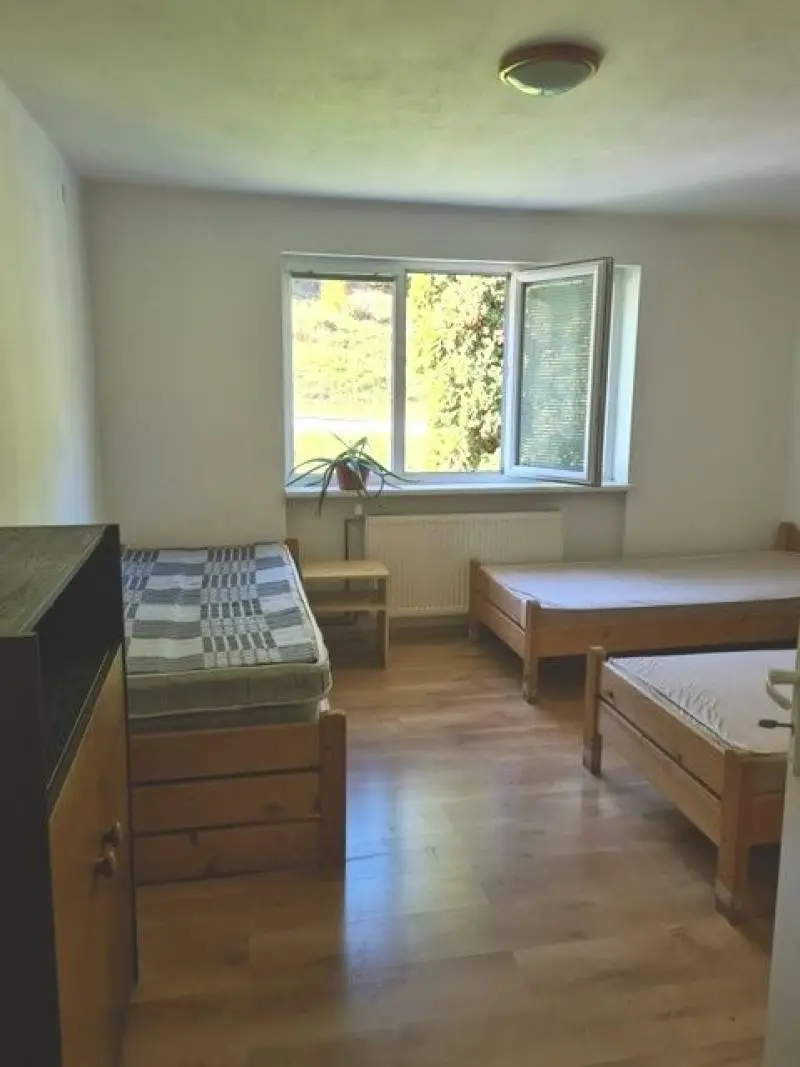 Zaujímavá väčšia nehnuteľnosť na bývanie, podnikanie, prípadne rekreáciu – foto 17
