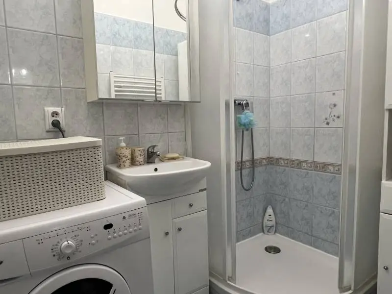 Na predaj zariadený 1,5i byt s parkovaním a terasou na ul. – foto 6