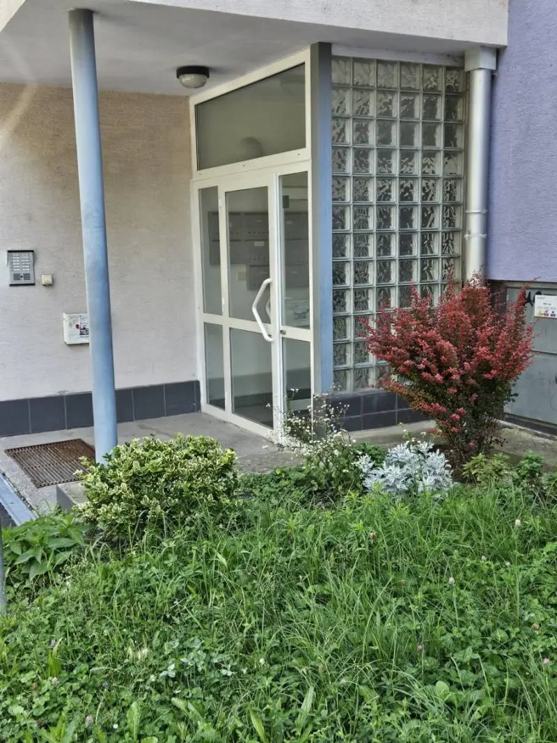 Prenajmem 1-izbovy zariadeny byt s balkonom (47 m²) s vyhladom do zeleneho parku na Papradovej – foto 11