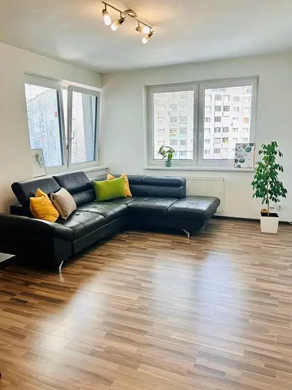 Veľký 2-izbový byt blízko centra – Pečnianska, Bratislava-Petržalka Cena: 750 €/mes. + 150 €/mes.