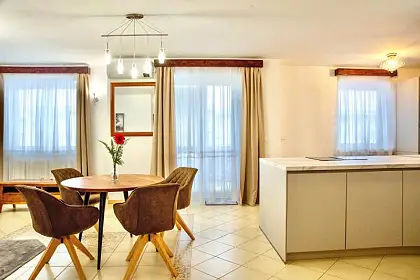 Priestranný 3-izbový byt 86 m² s balkónom – Šustekova, Petržalka, kompletne zariadený