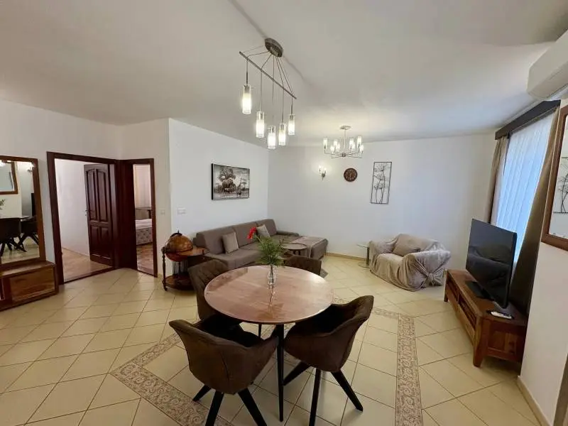 Priestranný 3-izbový byt 86 m² s balkónom – Šustekova, Petržalka, kompletne zariadený – foto 4