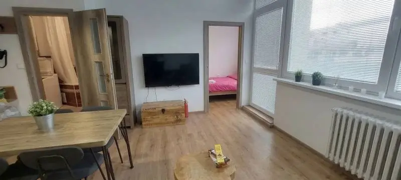 Staré mesto – Kozia, 2-izbový byt s veľkým balkónom, parkovanie vo vnútrobloku – foto 2