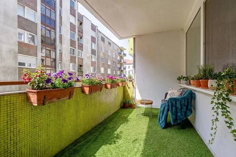 Staré mesto – Kozia, 2-izbový byt s veľkým balkónom, parkovanie vo vnútrobloku – foto 8