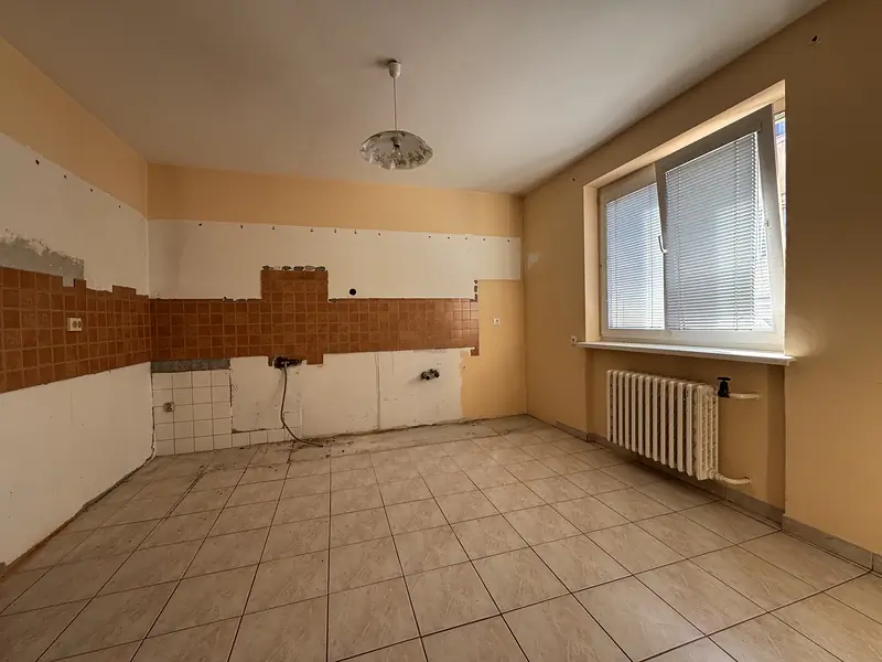 Veľký priestor, záhrada, garáž a potenciál vytvoriť si bývanie podľa seba – foto 5