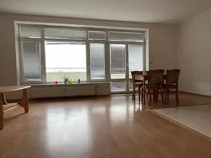 Kramáre – Stromová, priestranný 2-izbový byt, 78 m², 9 m² loggia, garážové státie